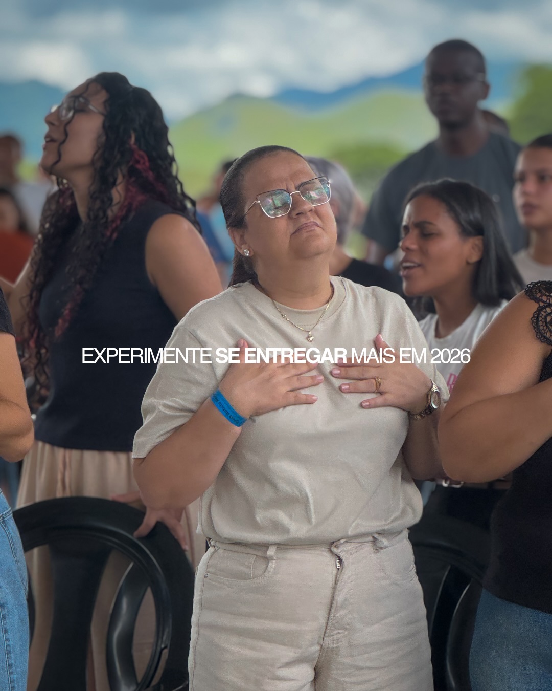 Pessoas da Reviver reunidas em um momento de fé